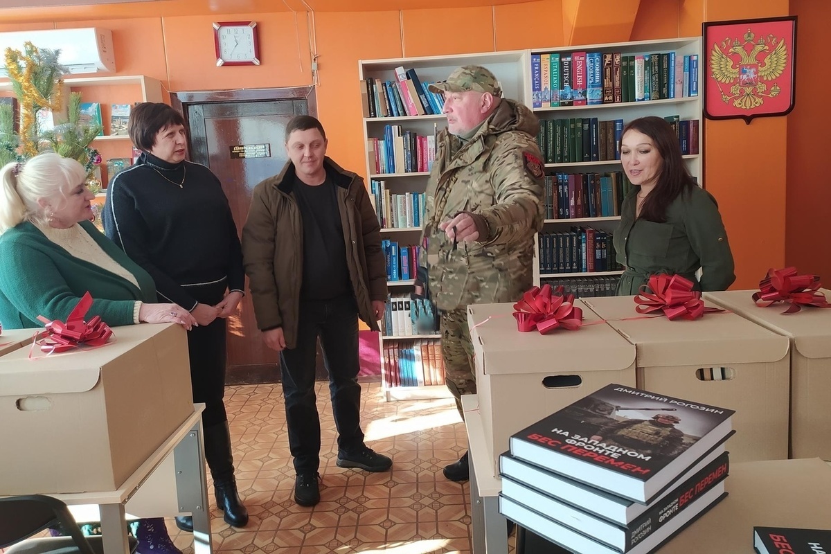 Дмитрий Рогозин подарил книги библиотекам запорожского Токмака