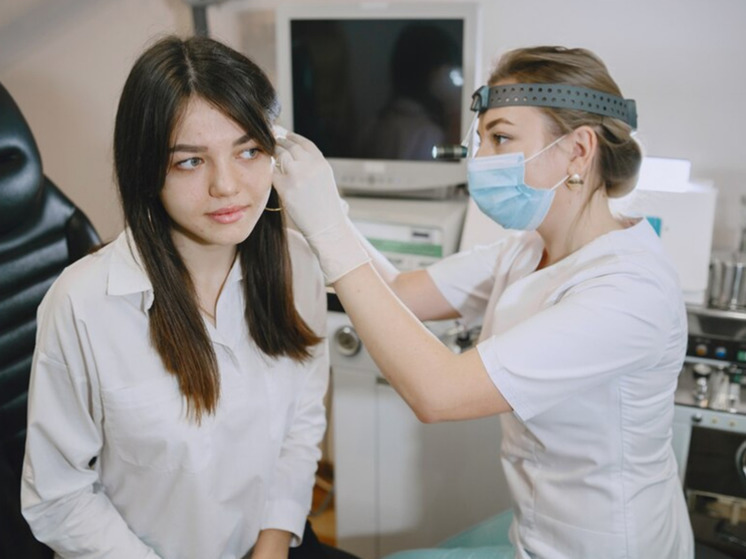 Российские ученые соединили бионический протез уха с ушной раковиной