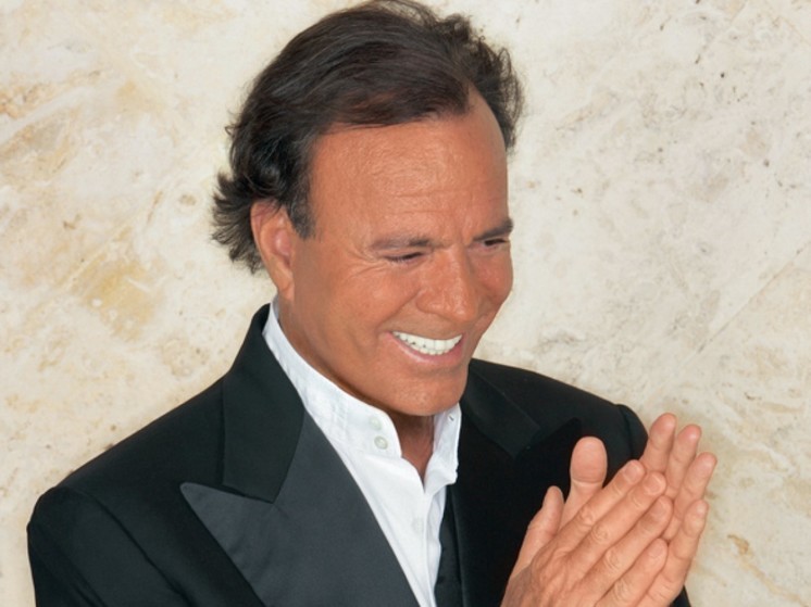 Хулио Иглесиаса задержали в аэропорту Доминиканы из-за чемодана с едой