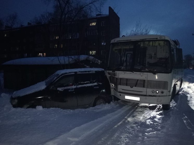 Новокузнечанин на украденном автобусе влетел в иномарку