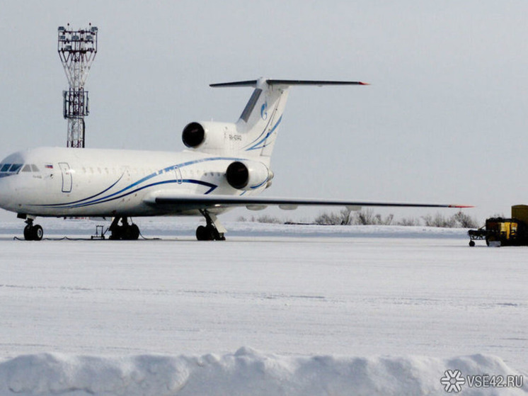 Аэропорт Новокузнецка возобновил работу после ликвидации последствий ледяного дождя