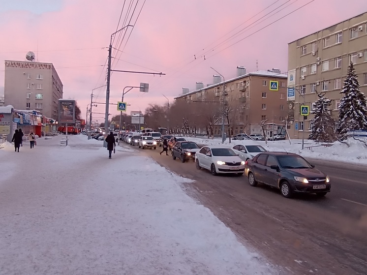 В Оренбурге улица Туркестанская стоит из-за аварии