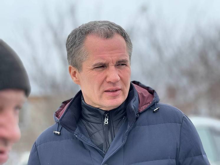Гладков осмотрел поврежденные обстрелами объекты в поселке Красное
