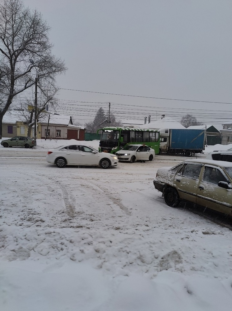 В Курске на улице Дубровинского в аварию попал зеленый автобус