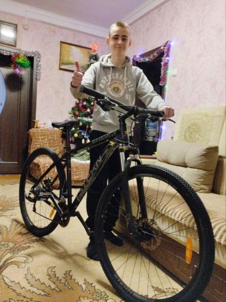 Губернатор Псковской области подарил велосипед бердянскому юноше