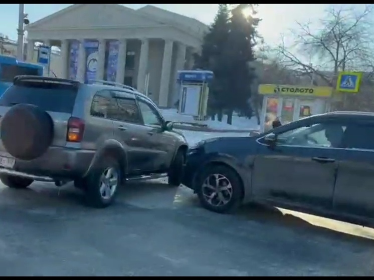 Две легковушки столкнулись напротив кемеровского театра драмы