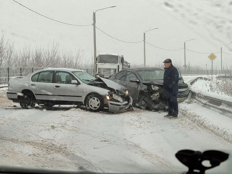 На улице Гудкова в Курске разбились две легковушки