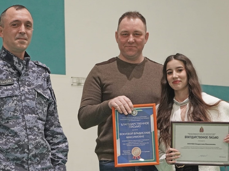 Росгвардейцы вручили награду школьнице из НАО
