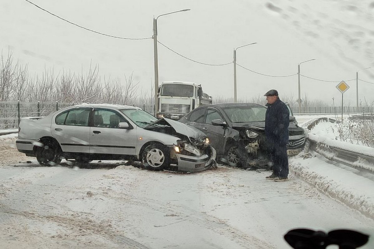 В Курске на улице Щигровской в серьёзное ДТП попали две легковушки - МК Чернозем