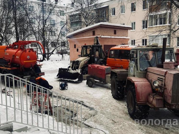 Аварию на сетях водоснабжения устраняют в Вологде