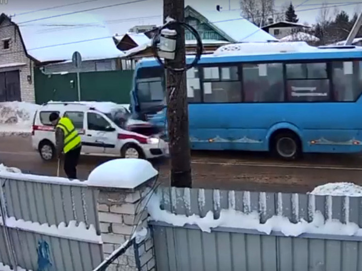 Кадры серьезного ДТП с участием санавтомобиля и автобуса в Тверской области