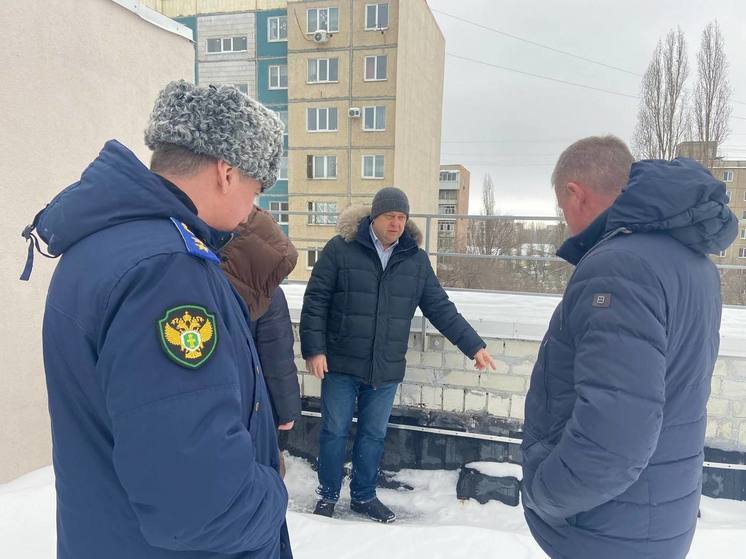 В Саратове начала рушиться только что построенная пристройка к школе