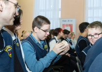 Волонтеры Омского НПЗ и эксперты омского отделения Русского географического общества посетили с образовательным мероприятием адаптивную школу-интернат для слабовидящих детей №14