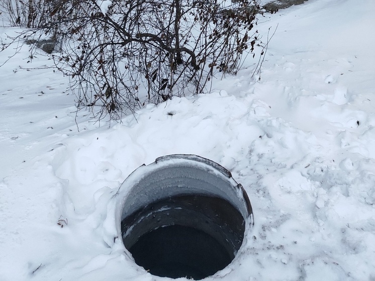 Люк открылся у ворот школы в Петрозаводске