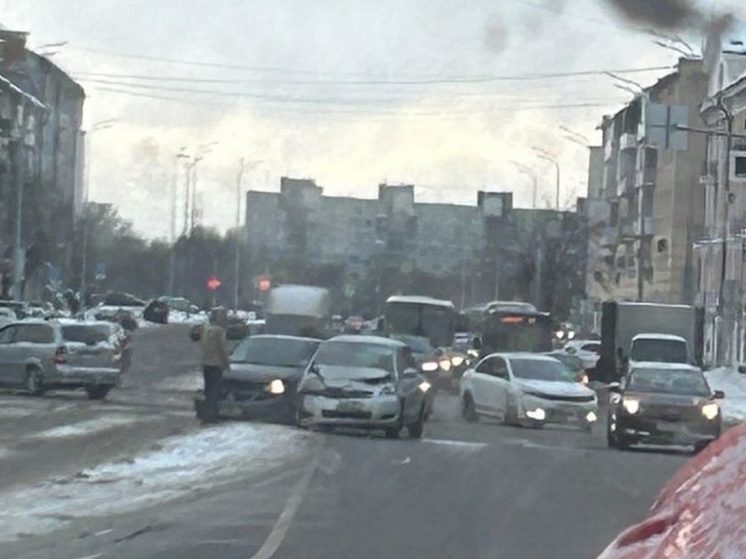 На перекрестке в центре Твери столкнулись Mitsubishi и Chevrolet