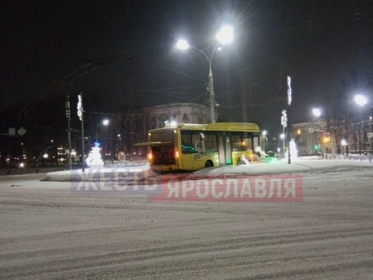Мэрия Ярославля: сбитый автобусом снеговик восстанавливать не будут