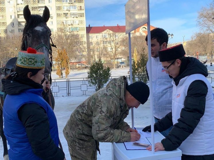 Калмыцкие конники поставили подписи за Путина