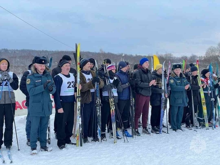 В Крестцах прошли соревнования среди подразделений МЧС по лыжным гонкам