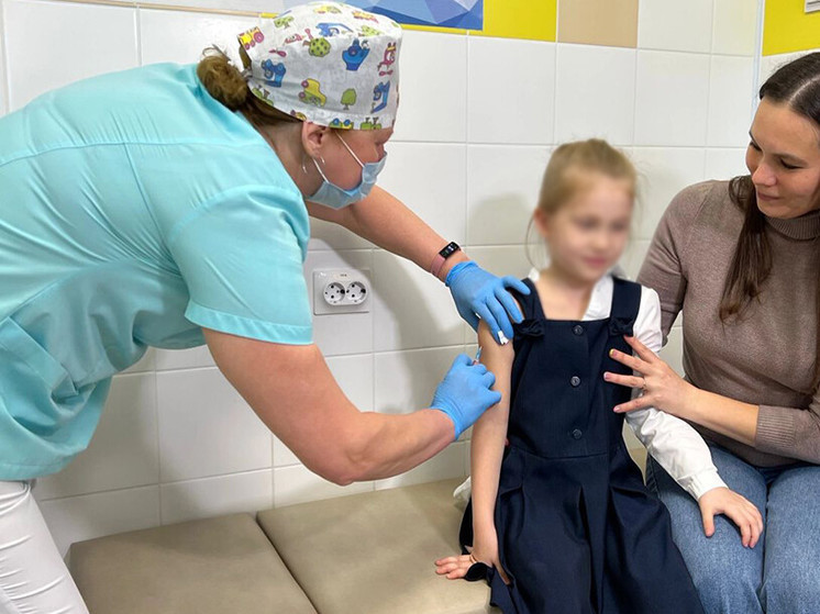 Чаще болеют дети, а обезопасить себя можно вакциной.