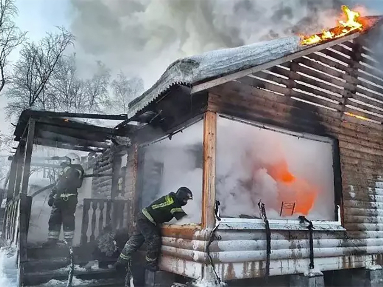 Частный дачный дом в поселке Молочный полностью уничтожен пожаром