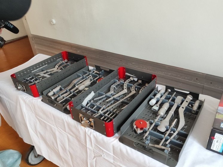 Больницы четырех городов ЛНР получили новые эндопротезы