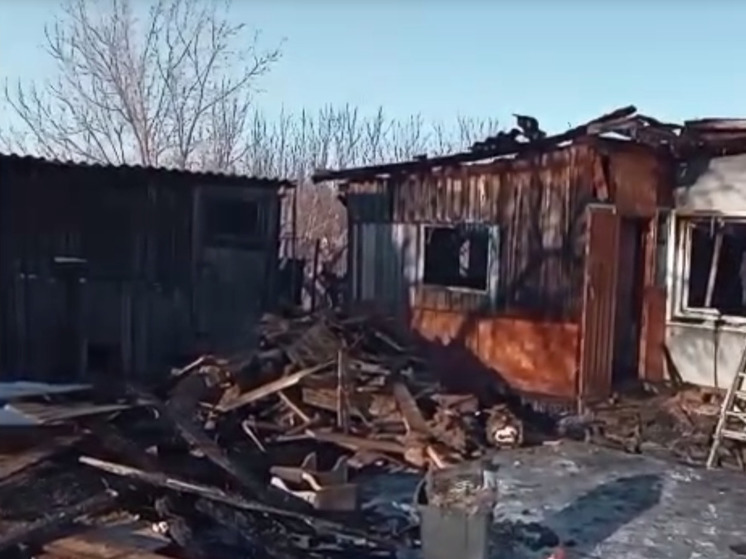 Женщину, пострадавшую на пожаре в Краснощеково, могут доставить в больницу Барнаула