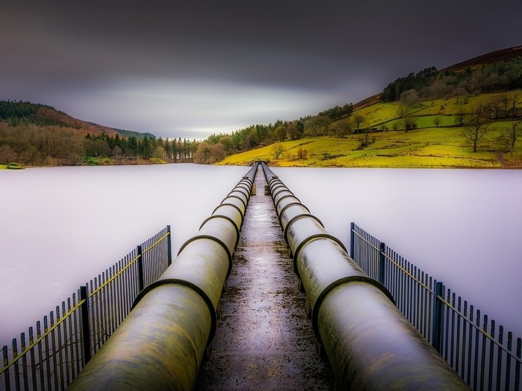 В Тюмени рабочего, ремонтировавшего водоочистное сооружение, засосало в трубу