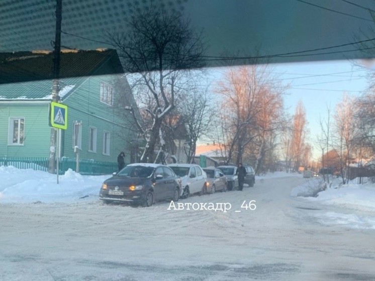 В Курске ДТП из пяти автомобилей на улице Мичурина образовало «паровоз»