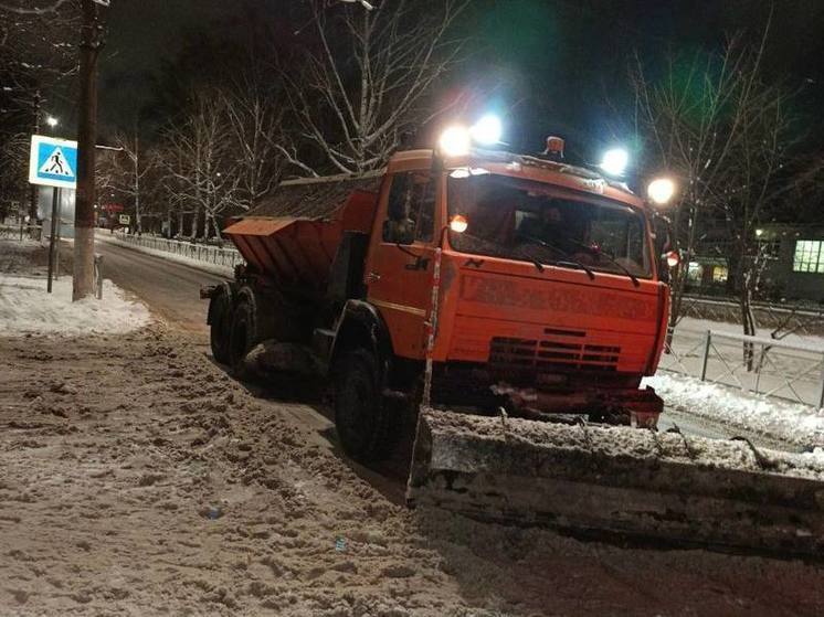 В Курске ночью устраняли последствия снегопада 52 спецмашины