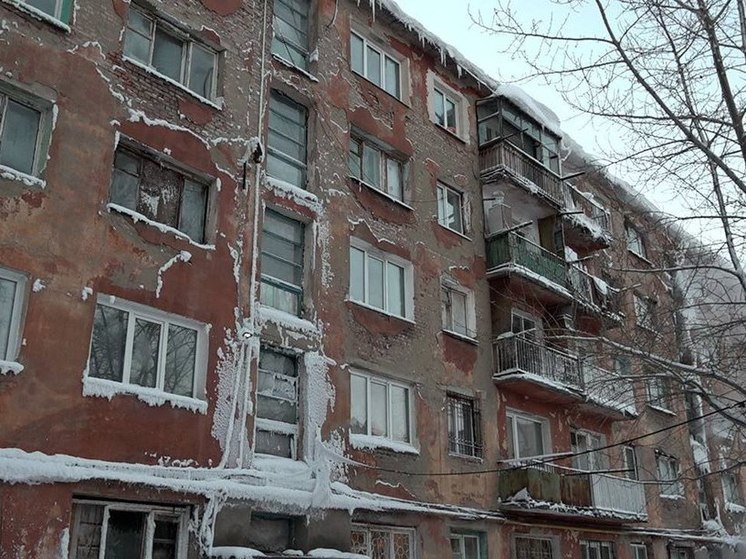 В трёх квартирах аварийной пятиэтажки на 50 лет Профсоюзов в Омске продолжают жить люди