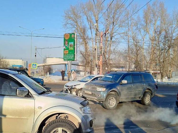 Два автомобиля жестко столкнулись возле кемеровской гостиницы