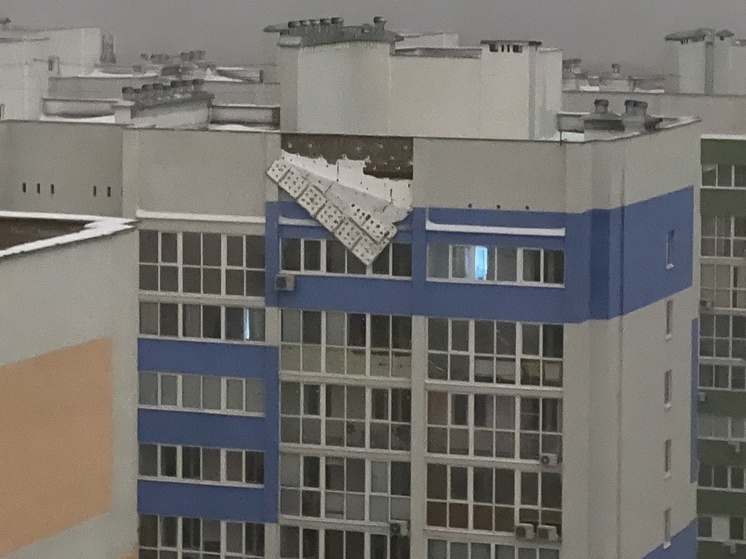 В Пензе у дома отвалилась обшивка фасада