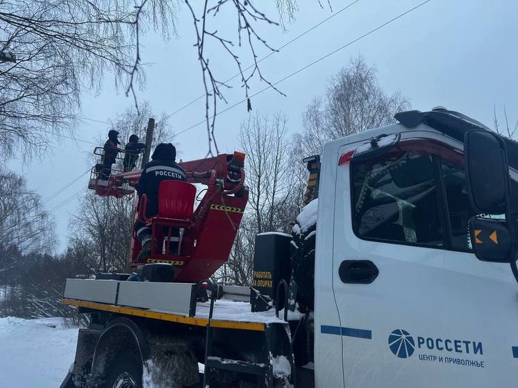 Энергетики «Кировэнерго» продолжают восстановление электроснабжения потребителей после сильного снегопада
