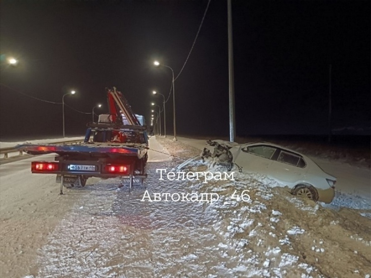 Под Курском легковушка влетела в столб