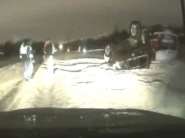 Инспекторы помогли девушке, автомобиль которой перевернулся на трассе