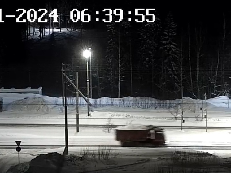 Самосвал перевернулся перед выбежавшим на дорогу пешеходом в Петрозаводске