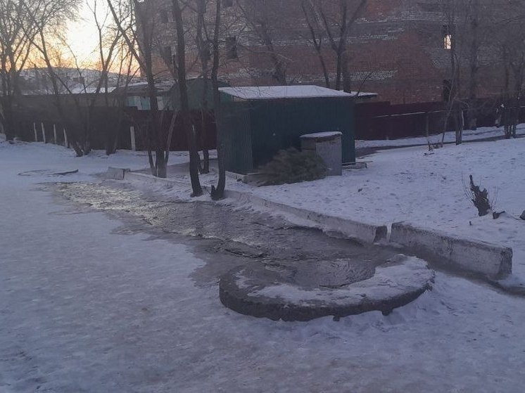 Канализация из-за засора разлилась по дороге Соснового бора в Чите