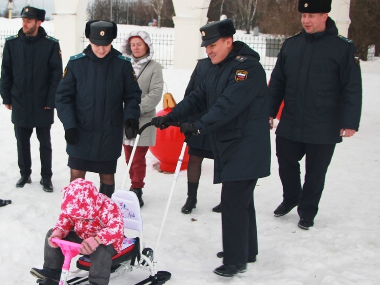 Новгородские приставы подарили пятилетней девочке снегокат