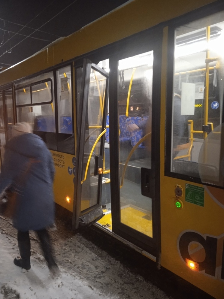 В Ярославле у желтого автобуса отвалилась дверь