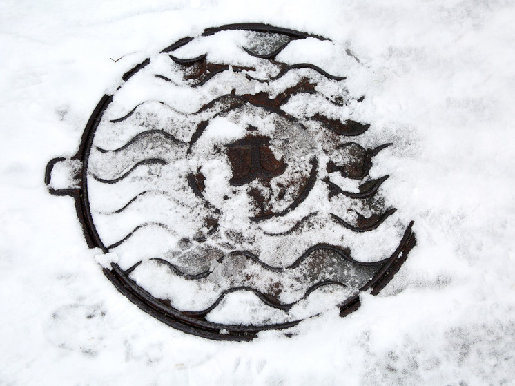 В Подмосковье ребенок провалился в канализационный люк с водой