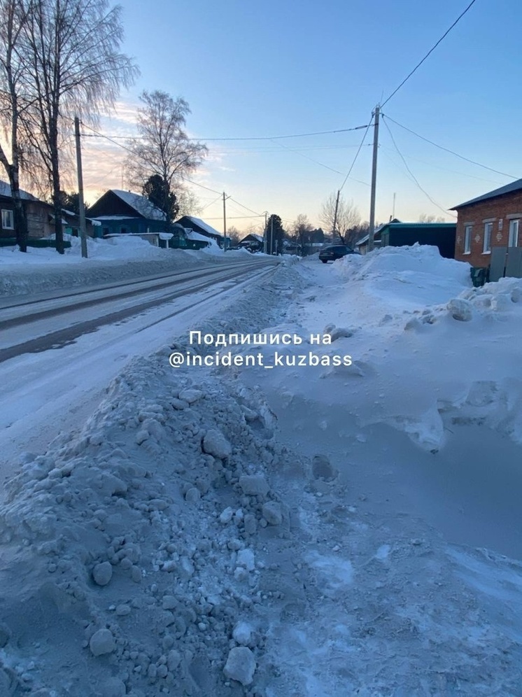 Жители Яшкинского района вынуждены расчищать улицы самостоятельно