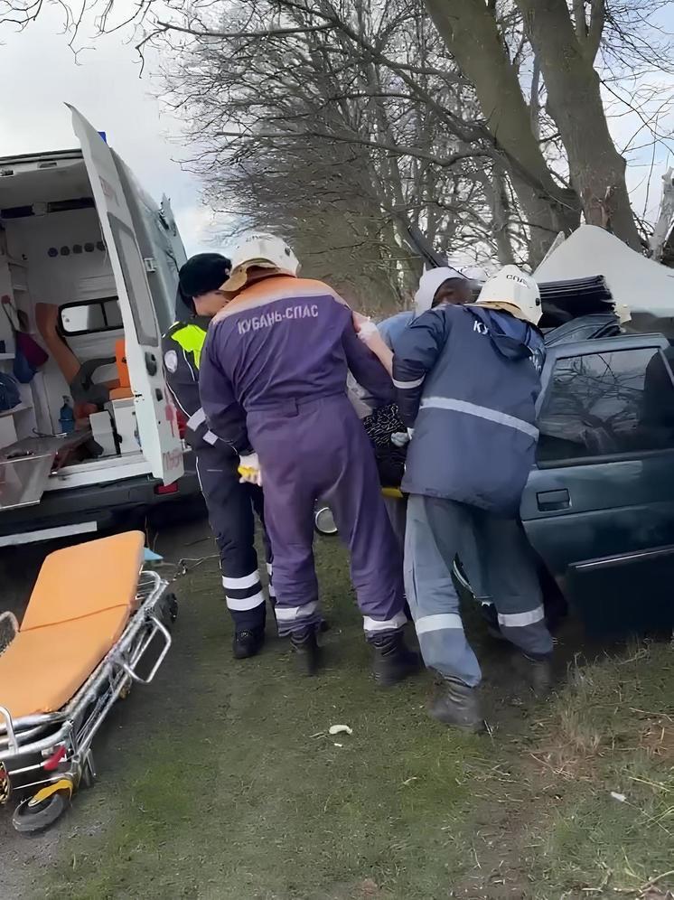 Спасатели Гулькевичского АСО помогли мужчине, пострадавшему в ДТП