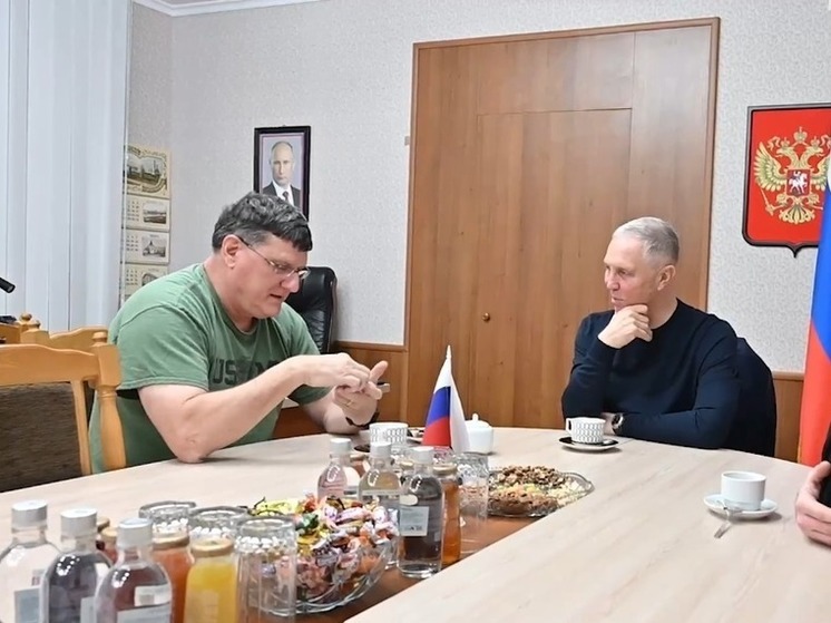  Американский журналист Скотт Риттер подарил Владимиру Сальдо медаль