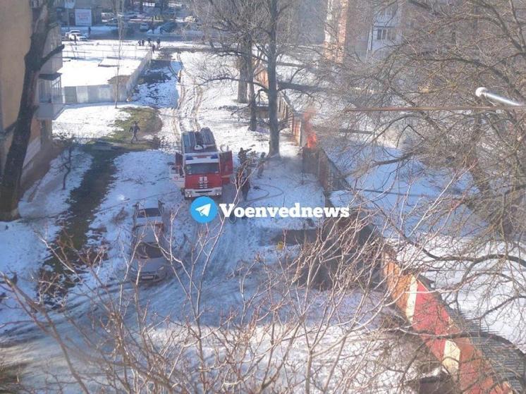 При пожаре в гараже на Военведе пострадал мужчина
