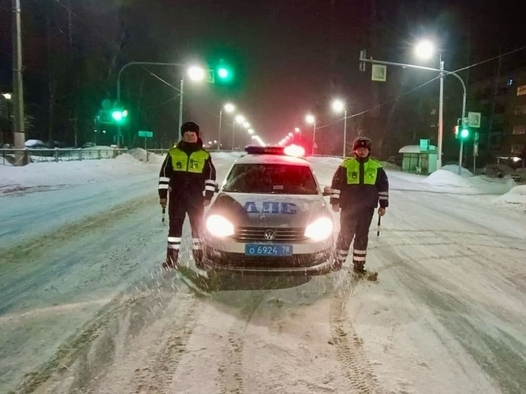 В Тосно сотрудники ГИБДД помогли женщине с ребенком на сломавшейся машине