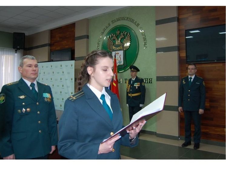 В Смоленске молодые таможенники приняли присягу