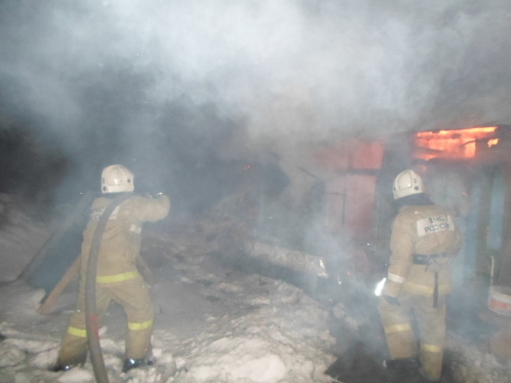 В Тимском районе Курской области пожар уничтожил кирпичный дом