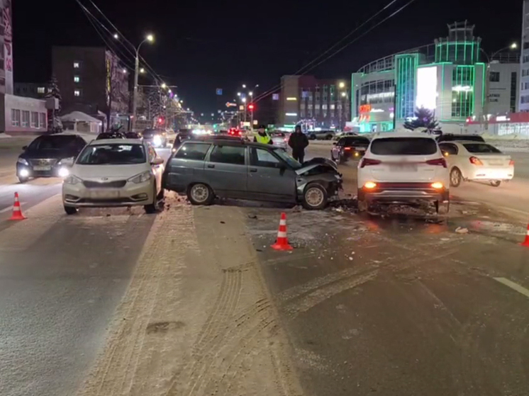 В массовом ДТП на улице Карла Маркса в Курске пострадали 2 человека