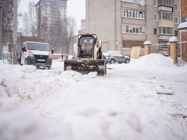Кировский дорожники бросили все силы на устранение последствий сильнейшего снегопада