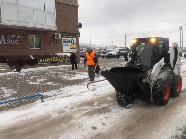 В Курске на расчистку второстепенных улиц от снега выедут 73 единицы техники